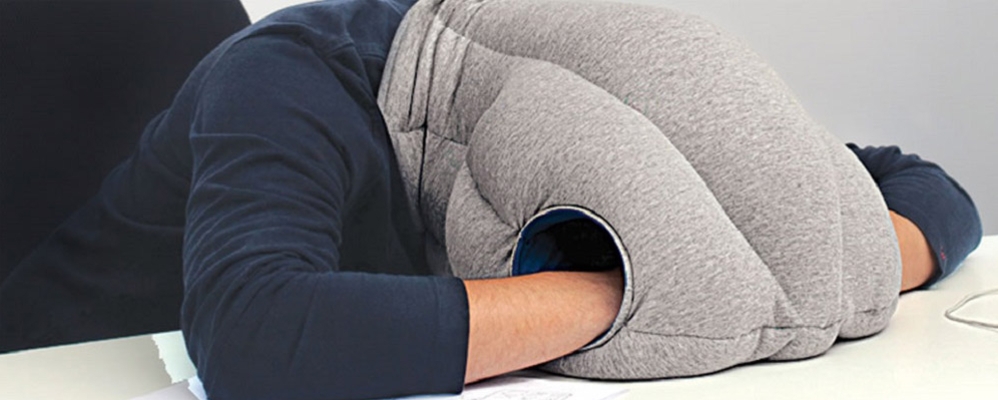Sept objets indispensables pour roupiller au bureau